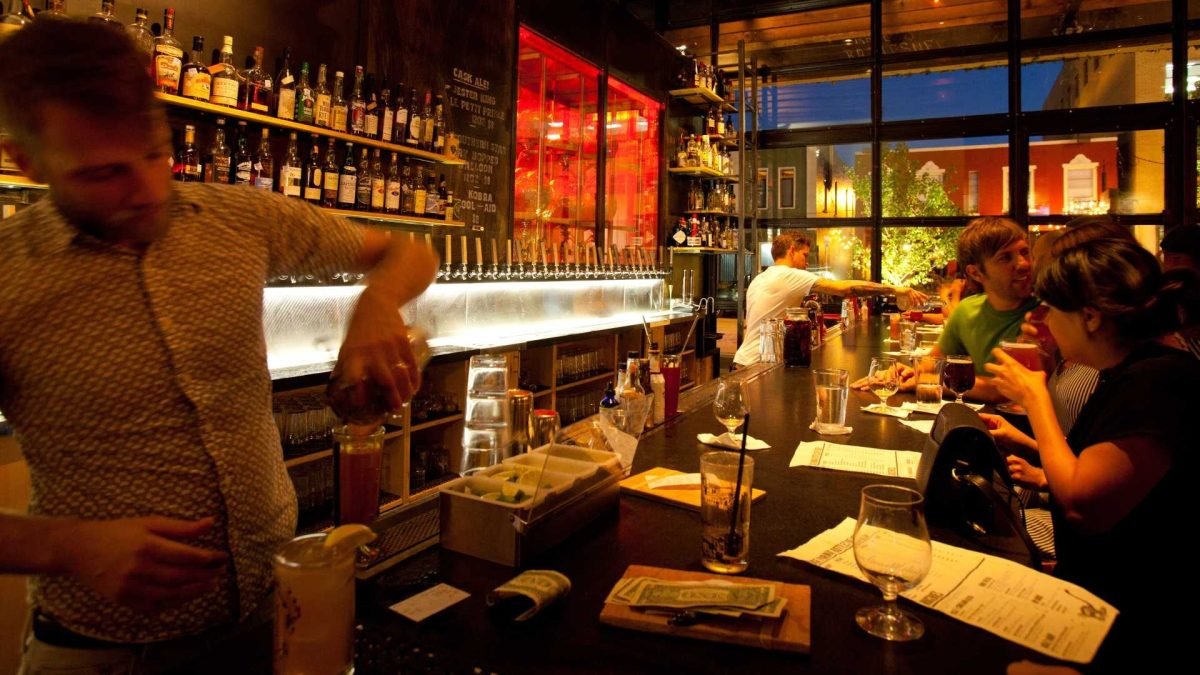 What can people expect from Alba Nightlife?