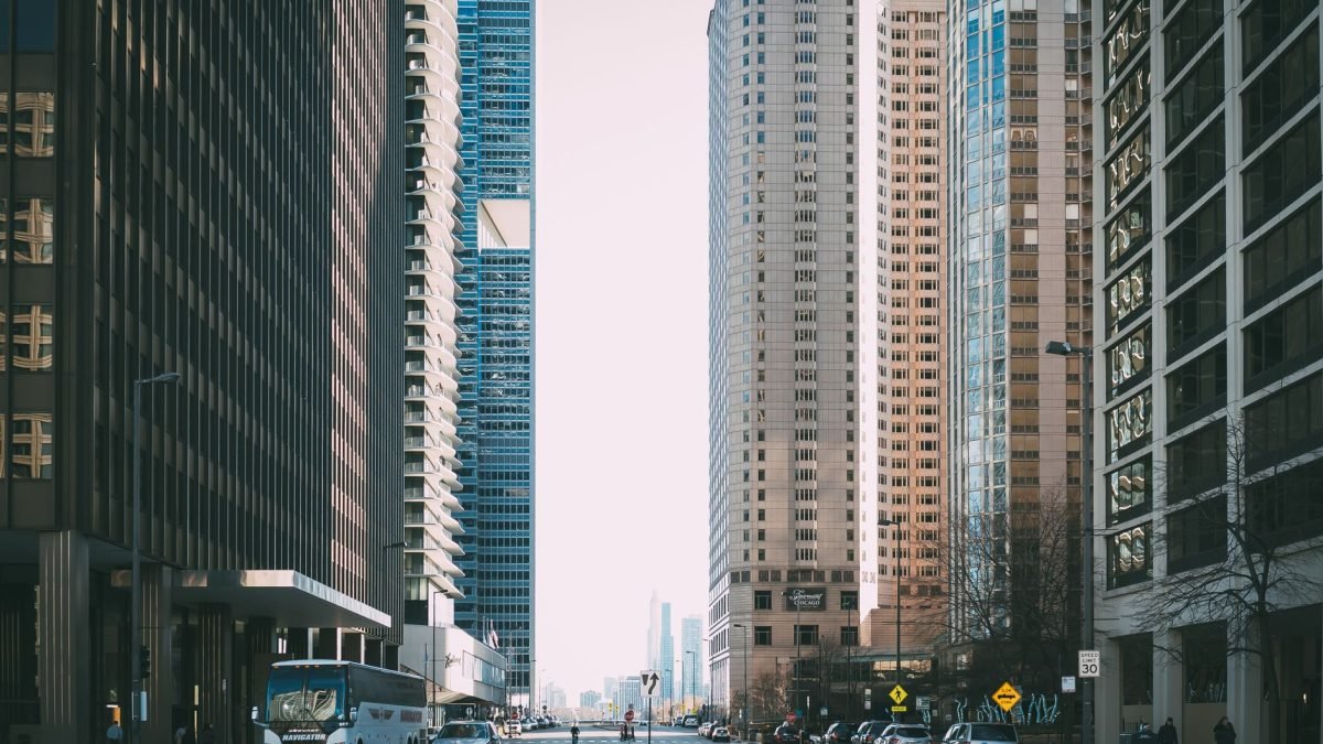 Vibrant city street scene with tall skyscrapers and city life full of cars and pedestrians. — Rapid Results: How to Sell Your